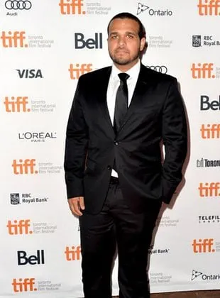 Aaron Burns (V) - Ator, Diretor, Produtor, 28 de janeiro de 1985