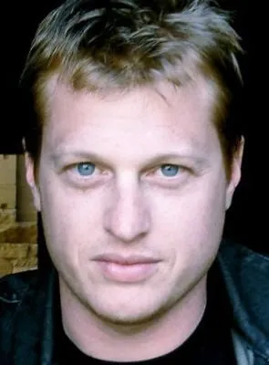 Adam MacDonald - Ator, Diretor, Roteirista, 16 de maio de 1977