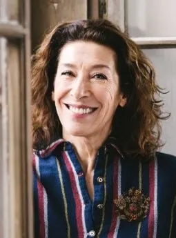 Adele Neuhauser - 17 de janeiro de 1959