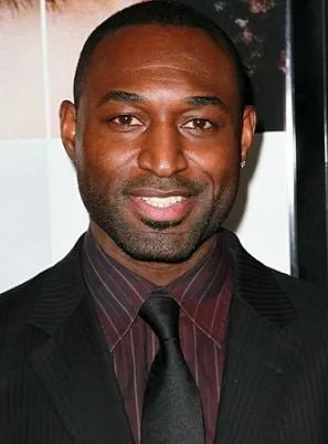 Adrian Holmes - Ator, 31 de março de 1974