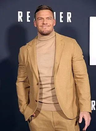 Alan Ritchson - Ator, Produtor, Roteirista, 28 de novembro de 1984