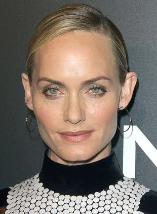 Amber Valletta - Atriz, 9 de fevereiro de 1974