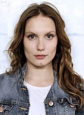 Ana Girardot - Atriz, 1 de agosto de 1988