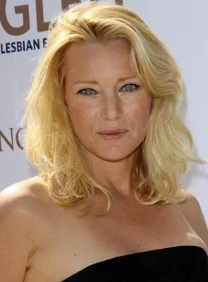 Angela Featherstone - Atriz, 3 de abril de 1965