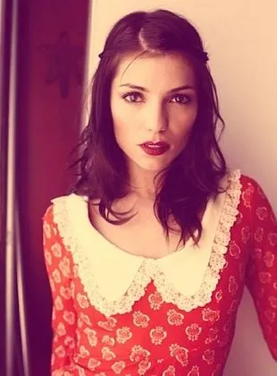 Angela Trimbur - Atriz, 19 de julho de 1981