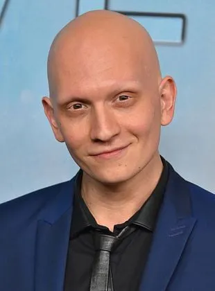Anthony Carrigan - Ator, 2 de janeiro de 1983