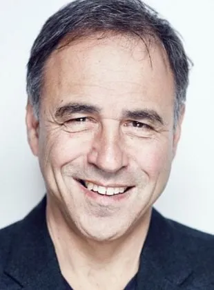 Anthony Horowitz - Roteirista, Autor da obra original, Produtor Executivo, 5 de abril de 1955