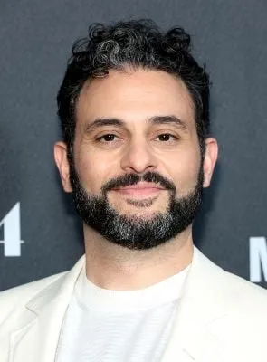 Arian Moayed - Ator, Produtor Executivo, Roteirista, 15 de abril de 1980