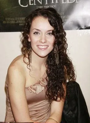 Ashlynn Yennie - Atriz, 15 de maio de 1985