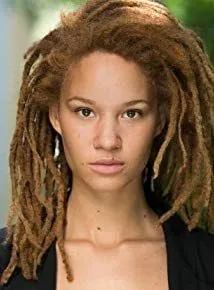 Ayoola Smart - Atriz, 19 de março de 1994