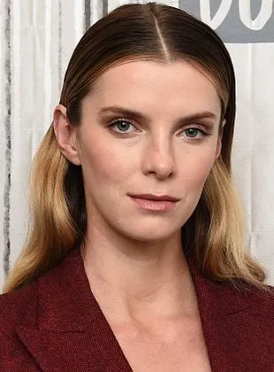 Betty Gilpin - Atriz, 21 de julho de 1986