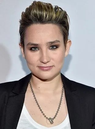 Bex Taylor-Klaus - Atriz, 12 de agosto de 1994