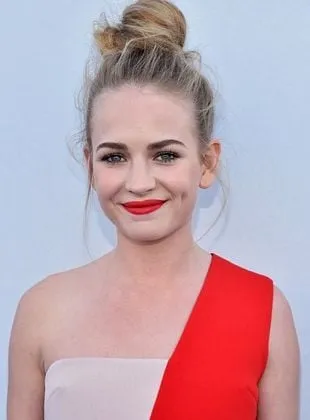 Britt Robertson - Atriz, 18 de abril de 1990