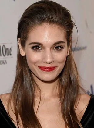 Caitlin Stasey - Atriz, 1 de maio de 1990