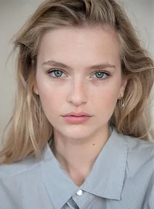 Camille Razat - Atriz, 1 de março de 1994