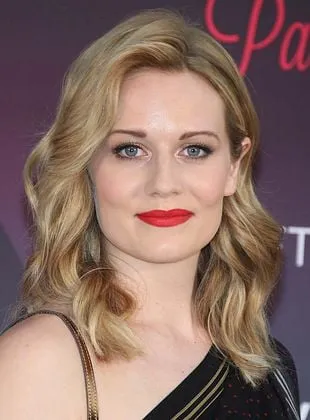 Cara Theobold - 8 de janeiro de 1990