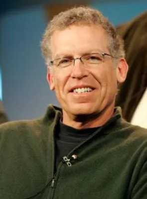 Carlton Cuse - Roteirista, Produtor Executivo, Criador, 22 de março de 1959