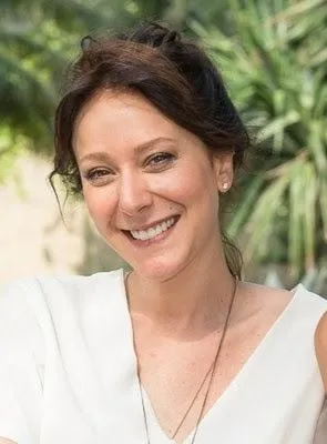 Caroline Abras - Atriz, 11 de agosto de 1987