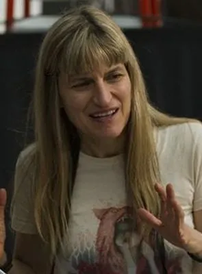 Catherine Hardwicke - Diretora, Cenografista, Produtor Executivo, 21 de outubro de 1955