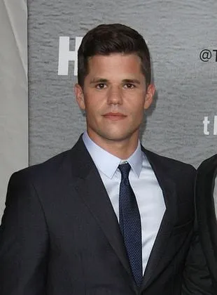 Charlie Carver - Ator, Roteirista, 31 de julho de 1988
