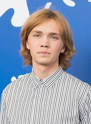 Charlie Plummer - Ator, 24 de maio de 1999