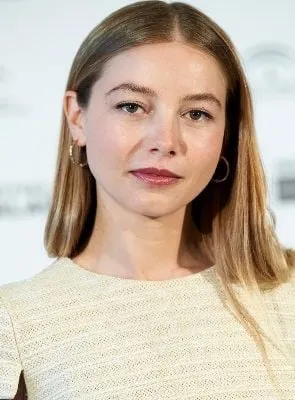 Charlotte Vega - Atriz, 10 de fevereiro de 1994