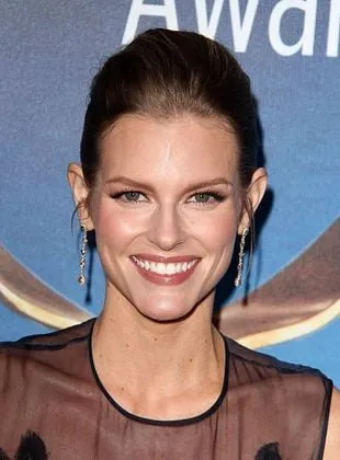 Chelsey Crisp - Atriz, 5 de junho de 1983