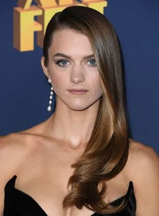 Chloe East - Atriz, 16 de fevereiro de 2001