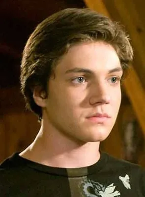 Chris Massoglia - Ator, 29 de março de 1992