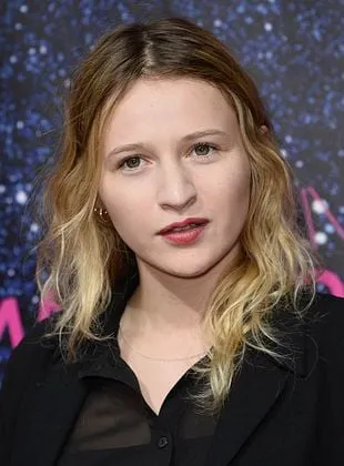 Christa Théret - Atriz, 25 de junho de 1991