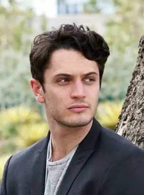 Colin Woodell - Ator, Produtor Associado, 20 de dezembro de 1981