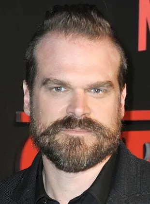 David Harbour - Ator, Produtor de set, 10 de abril de 1975