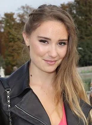 Déborah François - Atriz, Roteirista, 24 de maio de 1987