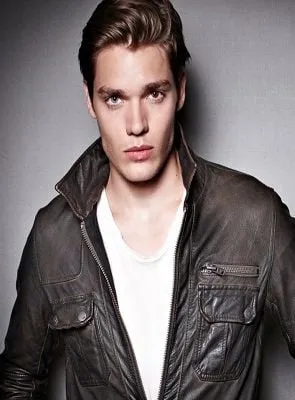 Dominic Sherwood - 6 de fevereiro de 1990