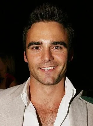 Dustin Clare - Ator, Produtor Associado, 2 de janeiro de 1982