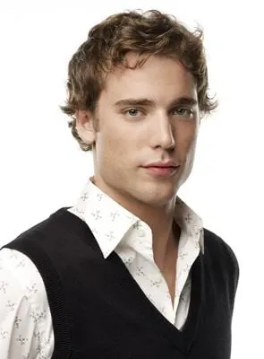 Dustin Milligan - Ator, 28 de julho de 1985