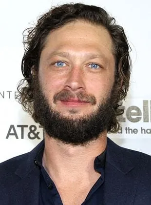 Ebon Moss-Bachrach - Ator, 19 de março de 1977