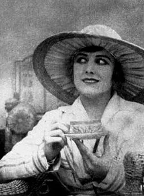 Edna Purviance - Atriz, 21 de outubro de 1895, 13 de janeiro de 1958