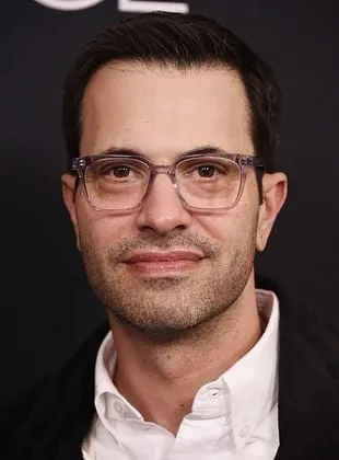 Edward Kitsis - Roteirista, Criador, Produtor Executivo, 4 de fevereiro de 1971