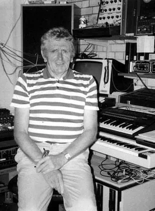 Edwin Astley - 12 de abril de 1922, 19 de maio de 1998