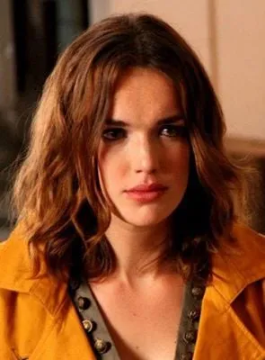 Elizabeth Henstridge - Atriz, Diretora, 11 de setembro de 1987