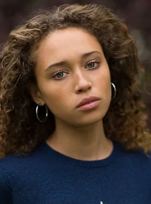 Ella-Rae Smith - Atriz, 21 de fevereiro de 1988