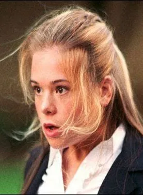 Ellen Muth - Atriz, 6 de março de 1981