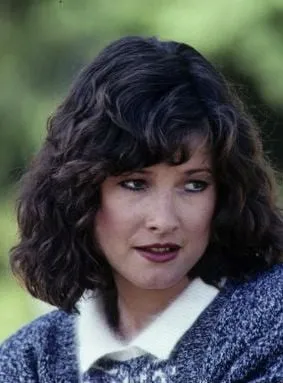 Elyssa Davalos - Atriz, Roteirista, 30 de maio de 1959