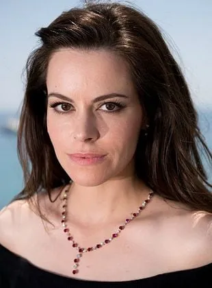 Emily Hampshire - Atriz, 29 de agosto de 1981
