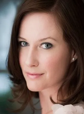 Emily Holmes - Atriz, 1 de março de 1977