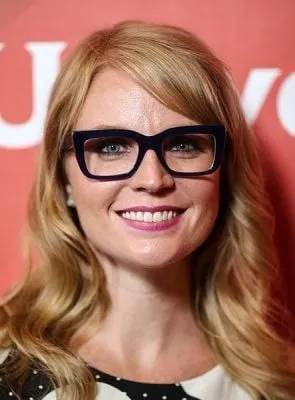 Emily Tarver - Atriz, 8 de junho de 1982