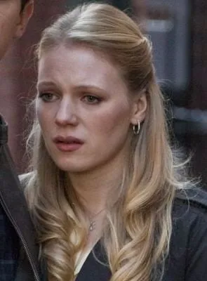 Emma Bell - Atriz, 17 de dezembro de 1986