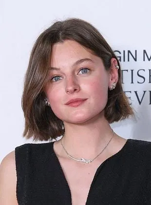 Emma Corrin - Atriz, 29 de março de 1995