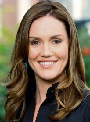 Erinn Hayes - Atriz, 25 de maio de 1976